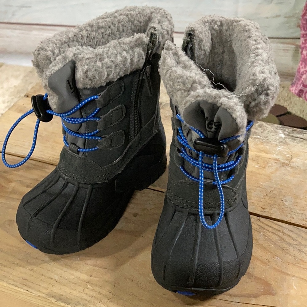 Size 7 boys Totes snow boot. Fleece lining. Pull string to tighten. Like new.
